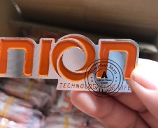 Vì sao các doanh nghiệp thích làm tem nhôm xước hơn tem đồng?